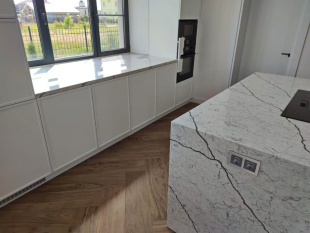 Столешница - остров из кварцевого агломерата Vicostone Diamante