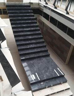 Лестница из мрамора Неро Маркина